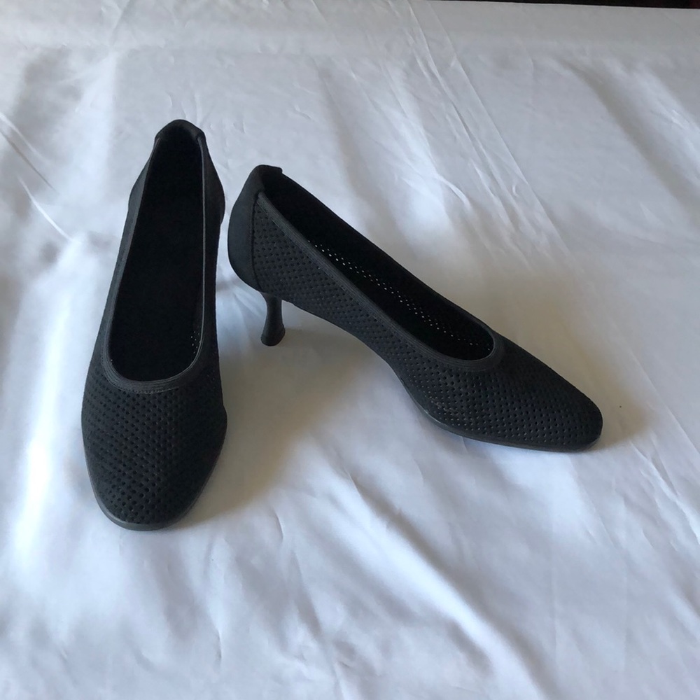 Women’s size 8M Stuart Weitzman black perforated pumps